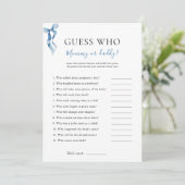 Blue Bow Guess Wie Baby shower Game Kaart (Staand voorkant)