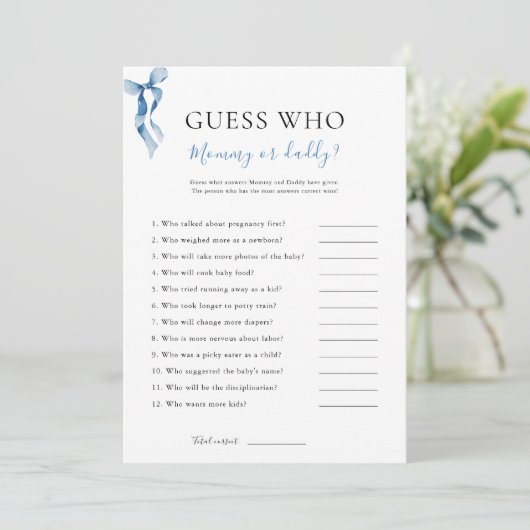 Blue Bow Guess Wie Baby shower Game Kaart (Staand voorkant)