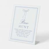 Blue Bow Hunt Coquette Vind het Bows Guess spel Reclamebord Met Voetstuk (Voorkant)