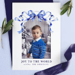 Blue Bow Joy naar de wereld Kerstfoto Feestdagenkaart<br><div class="desc">Vier de vreugde van het vakantieseizoen met deze Blue Bow Joy to the World-kerstfotokaart. Met een elegante waterverf blauw boog omlijst uw gekoesterde familie foto, dit ontwerp brengt een tijdloze boodschap van rust en liefde. De verfijnde typografie en zachte blauwe accenten maken het de perfecte kaart om warme wensen naar...</div>