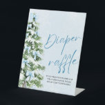 Blue Bow Kerstboom Baby shower Luier Raffle Reclamebord Met Voetstuk<br><div class="desc">Blue Bows Christmas Tree Baby shower Luier Raffle Sign 🎀🎄💙 Maak je baby shower zowel leuk als praktisch met dit charmante luierverlofteken! Met elegante blauwe bogen, een prachtig versierde kerstboom en een besneeuwd winterontwerp, nodigt dit bord gasten uit om deel te nemen door luiers mee te nemen voor een kans...</div>