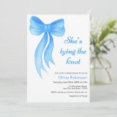 Blue Bow She's Tying the Knot Bridal Shower Kaart (Staand voorkant)