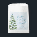 Blue Bows Boy Baby Het is koud buiten Baby shower Bedankzakje<br><div class="desc">De Blue Bows Boy Baby It's Cold Outside Baby shower Favoriet Bag brengt een heerlijke charme met een winterthema voor je baby shower! Deze tas is versierd met zachte blauwe bogen, een schattige kerstboom en delicate sneeuwvlokaccenten en legt het gezellige thema "Baby It's Cold Outside" prachtig vast, waardoor het de...</div>
