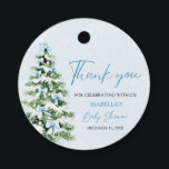 Blue Bows Christmas Tree Boy Winter Baby shower Bedankjes Labels<br><div class="desc">De Blue Bows Christmas Tree Boy Winter Baby shower Favoriet Tags zijn een charmante manier om een feestelijke touch toe te voegen aan uw winter baby shower gunsten! Deze labels, met een zacht blauwe strik en een gezellige kerstboom, zijn ideaal om de komst van een babyjongen in seizoensgebonden stijl te...</div>