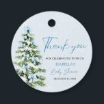 Blue Bows Christmas Tree Boy Winter Baby shower Bedankjes Labels<br><div class="desc">De Blue Bows Christmas Tree Boy Winter Baby shower Favoriet Tags zijn een charmante manier om een feestelijke touch toe te voegen aan uw winter baby shower gunsten! Deze labels, met een zacht blauwe strik en een gezellige kerstboom, zijn ideaal om de komst van een babyjongen in seizoensgebonden stijl te...</div>