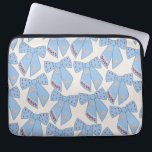 Blue Bows Coquette Laptop Sleeve<br><div class="desc">Lichtblauwe kerstbogen - Coquette linten - Roze bogen en crème witte achtergrond.</div>