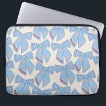 Blue Bows Coquette Laptop Sleeve<br><div class="desc">Lichtblauwe kerstbogen - Coquette linten - Roze bogen en crème witte achtergrond.</div>