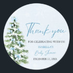 Blue Bows Kerstboom Meisje Winter Baby shower Ronde Sticker<br><div class="desc">De Blue Bows Christmas Tree Girl Winter Baby shower Classic Sticker voegt een grillige touch toe aan uw baby shower met winterthema! Met een delicate blauwe boog en een feestelijke kerstboom is deze sticker ideaal voor het vieren van een babymeisje in een gezellige, seizoensgebonden stijl. Gebruik het op gunsten, uitnodigingen...</div>
