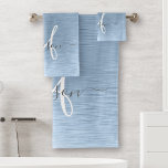 Blue Brushed Metal Silver Glitter Monogram Name Bad Handdoek<br><div class="desc">Pas dit trendy kookbad-handdoekontwerp met  zilveren mousserend glitter op een blauwe,  geborstelde metalen achtergrond eenvoudig aan.</div>
