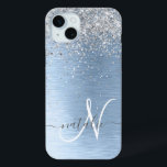 Blue Brushed Metal Silver Glitter Monogram Name iPhone 15 Mini Hoesje<br><div class="desc">Pas dit trendy chassis voor telefoongesprekken eenvoudig aan met  zilveren mousserende glitter op een blauwe,  geborstelde metalen achtergrond.</div>