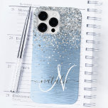 Blue Brushed Metal Silver Glitter Monogram Name Case-Mate iPhone 14 Pro Max Hoesje<br><div class="desc">Pas dit trendy chassis voor telefoongesprekken eenvoudig aan met  zilveren mousserende glitter op een blauwe,  geborstelde metalen achtergrond.</div>