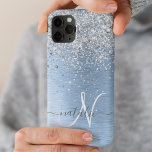 Blue Brushed Metal Silver Glitter Monogram Name iPhone 15 Pro Case<br><div class="desc">Pas dit trendy chassis voor telefoongesprekken eenvoudig aan met  zilveren mousserende glitter op een blauwe,  geborstelde metalen achtergrond.</div>