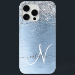 Blue Brushed Metal Silver Glitter Monogram Name iPhone 15 Pro Max Hoesje<br><div class="desc">Pas dit trendy chassis voor telefoongesprekken eenvoudig aan met  zilveren mousserende glitter op een blauwe,  geborstelde metalen achtergrond.</div>