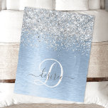 Blue Brushed Metal Silver Glitter Monogram Name Fleece Deken<br><div class="desc">Pas dit trendy chic fleece deken eenvoudig aan met  zilveren mousserende glitter op een blauwe,  geborstelde metalen achtergrond.</div>