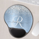 Blue Brushed Metal Silver Glitter Monogram Name Gel Muismat<br><div class="desc">Pas dit trendy ontwerp van het draaiende muisblok met  zilveren mousserend glitter op een blauwe,  geborstelde metalen achtergrond eenvoudig aan.</div>