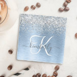 Blue Brushed Metal Silver Glitter Monogram Name Glazen Onderzetter<br><div class="desc">Pas dit trendy onderzetter van glasscherven eenvoudig aan met  zilveren mousserend glitter op een blauwe,  geborstelde metalen achtergrond.</div>