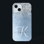Blue Brushed Metal Silver Glitter Monogram Name iPhone 15 Case<br><div class="desc">Pas dit trendy chassis voor telefoongesprekken eenvoudig aan met  zilveren mousserende glitter op een blauwe,  geborstelde metalen achtergrond.</div>