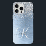 Blue Brushed Metal Silver Glitter Monogram Name iPhone 15 Pro Max Case<br><div class="desc">Pas dit trendy chassis voor telefoongesprekken eenvoudig aan met  zilveren mousserende glitter op een blauwe,  geborstelde metalen achtergrond.</div>
