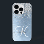 Blue Brushed Metal Silver Glitter Monogram Name iPhone 14 Plus Hoesje<br><div class="desc">Pas dit trendy chassis voor telefoongesprekken eenvoudig aan met  zilveren mousserende glitter op een blauwe,  geborstelde metalen achtergrond.</div>