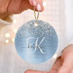 Blue Brushed Metal Silver Glitter Monogram Name Keramisch Ornament<br><div class="desc">Personaliseer dit trendy chique ornamenten ontwerp met  zilveren sprankelende faux glitter op een blauw geborstelde metalen achtergrond.</div>