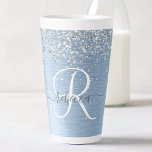 Blue Brushed Metal Silver Glitter Monogram Name Latte Mok<br><div class="desc">Pas dit trendy,  latte mok met  zilveren mousserende glitter eenvoudig aan op een blauwe,  geborstelde metalen achtergrond.</div>