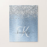 Blue Brushed Metal Silver Glitter Monogram Name Legpuzzel<br><div class="desc">Pas dit trendy chic puzzle-ontwerp eenvoudig aan met  zilveren mousserend glitter op een blauwe,  geborstelde metalen achtergrond.</div>
