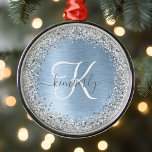 Blue Brushed Metal Silver Glitter Monogram Name Metalen Ornament<br><div class="desc">Pas dit trendy snowflake met kerstsiervormig design met  zilveren mousserende glitter op een blauwe,  geborstelde metalen achtergrond eenvoudig aan.</div>
