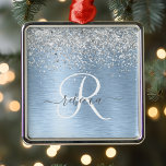 Blue Brushed Metal Silver Glitter Monogram Name Metalen Ornament<br><div class="desc">Pas dit trendy ornament met  zilveren mousserende glitter op een blauwe,  geborstelde metalen achtergrond eenvoudig aan.</div>