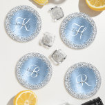 Blue Brushed Metal Silver Glitter Monogram Name Onderzetter Set<br><div class="desc">Pas dit trendy chic onderzetter-set eenvoudig aan met  zilveren mousserende glitter op een blauwe,  geborstelde metalen achtergrond.</div>