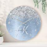 Blue Brushed Metal Silver Glitter Monogram Name Ronde Klok<br><div class="desc">Pas dit trendy ontwerp van de  met  zilveren mousserende glitter eenvoudig aan op een blauwe,  geborstelde metalen achtergrond.</div>