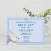 Blue Bunny Rabbit Birthday Party Invitation Kaart (Staand voorkant)
