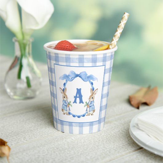 Blue Bunny Rabbit Gingham Monogram Crest Papieren Bekers (Insitu)