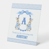 Blue Bunny Rabbit Gingham Monogram Crest Reclamebord Met Voetstuk (Voorkant)