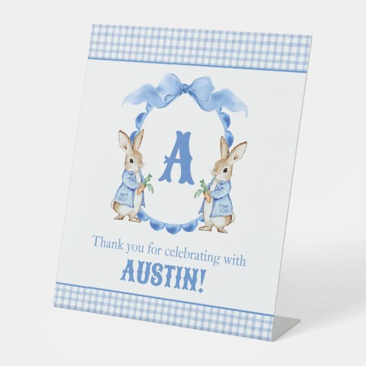 Blue Bunny Rabbit Gingham Monogram Crest Reclamebord Met Voetstuk (Voorkant)