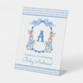 Blue Bunny Rabbit Gingham Monogram Crest Reclamebord Met Voetstuk (Voorkant)