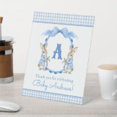 Blue Bunny Rabbit Gingham Monogram Crest Reclamebord Met Voetstuk (Insitu)