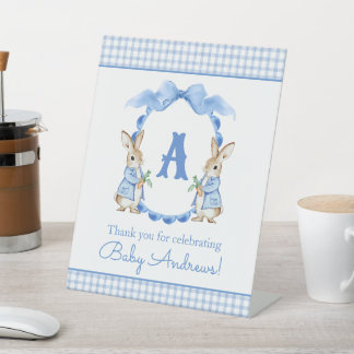 Blue Bunny Rabbit Gingham Monogram Crest Reclamebord Met Voetstuk