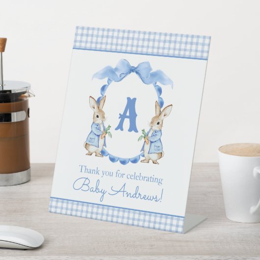 Blue Bunny Rabbit Gingham Monogram Crest Reclamebord Met Voetstuk (Insitu)