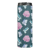 Blue Butterflies en roze rozen, gepersonaliseerd Thermosbeker (Achterkant)