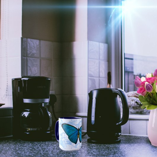 Blue Butterfly Art over Pop Art Pattern Mok Cup