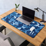 Blue Camo gepersonaliseerde moderne monogram camou Bureaumat<br><div class="desc">Maak kennis met onze camo bureaumat, ideaal voor het toevoegen van een vleugje militair geïnspireerde stijl aan uw home kantoor of game-setup. Het blauwe camouflageontwerp geeft uw werkruimte een robuuste maar verfijnde uitstraling. Dit extra grote muismatje is het perfecte kantoor-accessoire, dat een glad oppervlak voor uw muis biedt en tegelijkertijd...</div>