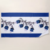 Blue Canterbury Bells op vine Flowers Strandlaken (Voorkant)