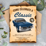 Blue Car Classic Birthday Invitation Kaart<br><div class="desc">Nodig uw gasten met deze  verjaardagsfeestdag uit met een mooie vintage-wagen en retro-typografie tegen een parchamiteachtergrond. Voeg eenvoudig uw gebeurtenisdetails op deze makkelijk te gebruiken sjabloon toe om het één-van-een-soort uitnodiging te maken. Knip de kaart om een nette houtextuur op de achterkant van de kaart te laten zien.</div>