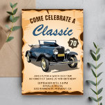 Blue Car Classic Birthday Invitation Kaart<br><div class="desc">Nodig uw gasten met deze  verjaardagsfeestdag uit met een mooie vintage-wagen en retro-typografie tegen een parchamiteachtergrond. Voeg eenvoudig uw gebeurtenisdetails op deze makkelijk te gebruiken sjabloon toe om het één-van-een-soort uitnodiging te maken. Knip de kaart om een nette houtextuur op de achterkant van de kaart te laten zien.</div>