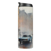 Blue Car in Foggy Cityscape Thermosbeker (Geroteerd rechts)