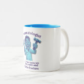 BLUE Cartoon Surgeon With Hammer And Saw Print Tweekleurige Koffiemok (Voorkant rechts)