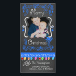 Blue Chalkboard Merry Kerstfeestay-fotokaart Feestdagenkaart<br><div class="desc">Vrolijk kerstfeestelijke fotokaarten met een krijtborduiterlijk,  veel heldere blauwe zirls en tekst die Merry Kerstmis leest,  een reeks kleurrijke boomlichten in verschillende kleuren,  blauwe hangende ornamenten en gebieden die je kunt aanpassen aan deze prachtige en heldere vakantiefotofoonkaarten met je foto en namen!</div>