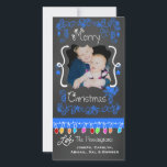Blue Chalkboard Merry Kerstfeestay-fotokaart Feestdagenkaart<br><div class="desc">Vrolijk kerstfeestelijke fotokaarten met een krijtborduiterlijk,  veel heldere blauwe zirls en tekst die Merry Kerstmis leest,  een reeks kleurrijke boomlichten in verschillende kleuren,  blauwe hangende ornamenten en gebieden die je kunt aanpassen aan deze prachtige en heldere vakantiefotofoonkaarten met je foto en namen!</div>