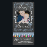 Blue Chalkboard Merry Kerstfeestay-fotokaart Feestdagenkaart<br><div class="desc">Vrolijk kerstfeestelijke fotokaarten met een krijtborduiterlijk,  veel blauwe zwanen en tekst die Merry Kerstmis leest,  een reeks kleurrijke boomlichten in verschillende kleuren,  blauwe hangende siervoorwerpen,  en gebieden die je kunt aanpassen aan deze prachtige en heldere vakantiefotofoonkaarten met je foto en namen!</div>