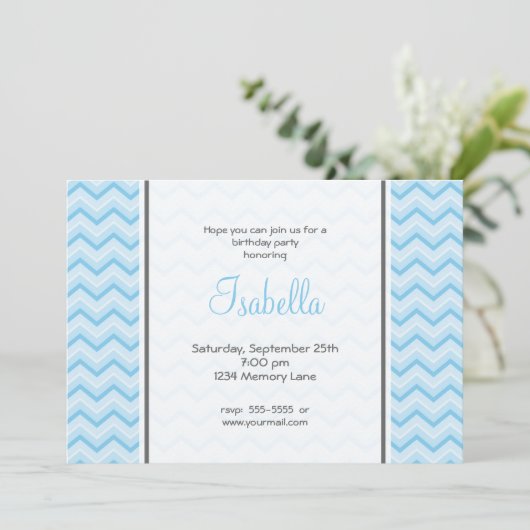 Blue Chevron Birthday Uitnodiging (Staand voorkant)